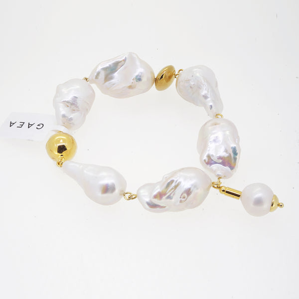 Jewelmer - Did you know that, historically, men were the first to wear  pearls? The Azur bracelet, composed of vivid lapis lazuli beads and a  single golden South Sea pearl, is an